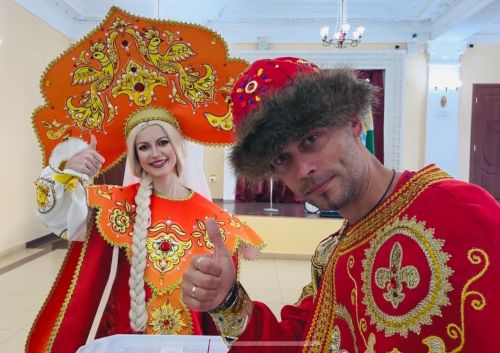 Яшел Үзән музыка театры артистлары сайлауларда үз тавышларын сәхнә костюмнарында бирде