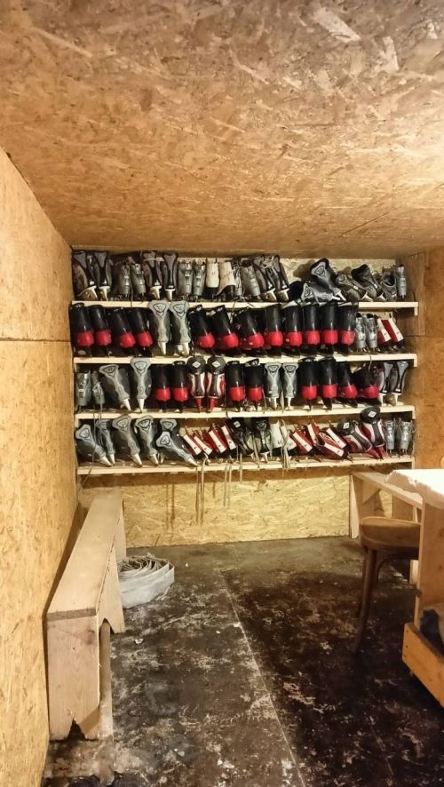 Карауҗа авылы егетләре үз акчаларына хоккей площадкасы ясаган