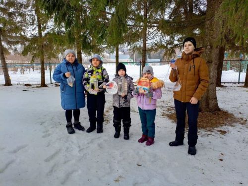 Карашәм авылы мәдәният йортында балалар канатлы нәни дусларыбызга җимлекләр ясаган