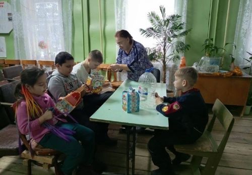 Карашәм авылы мәдәният йортында балалар канатлы нәни дусларыбызга җимлекләр ясаган