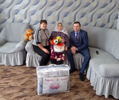 Татар Танае авылында яшәүче Мәдинә Гариф кызы Хикматуллина 90 яшьлек юбилеен билгеләп үтә