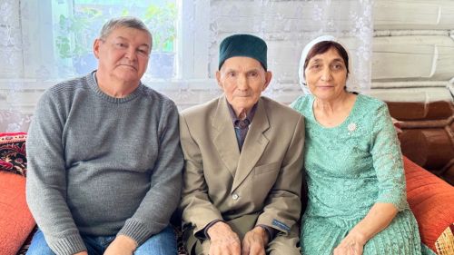 90 яшьлек Гарәфетдин Низамов: «Машинамда җырлый-җырлый җилдерәм»