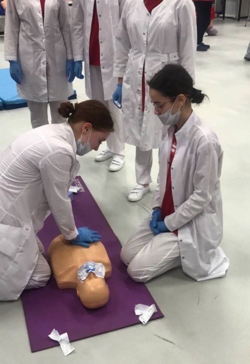 Яшел Үзән медицина көллияте командасы 18-19 октябрьдә Алабугада узган Татарстан Республикасында беренче ярдәм күрсәтү буенча төбәк чемпионатында җиңүче булды