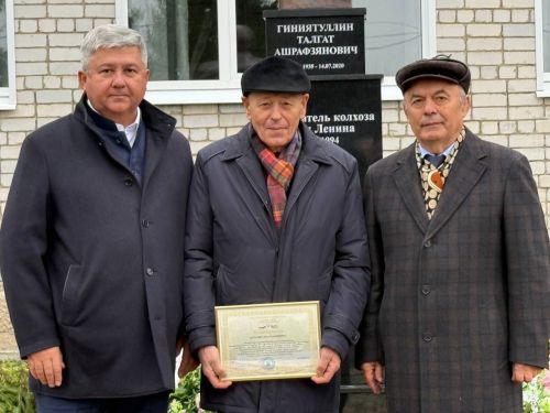 Татар Танаенда Тәлгать Әшрәфҗан улы Гыйниятуллинның бюсты ачылды