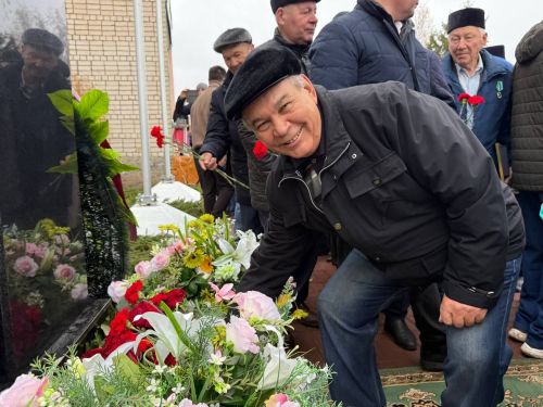 Татар Танаенда Тәлгать Әшрәфҗан улы Гыйниятуллинның бюсты ачылды