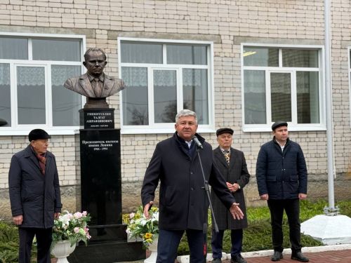 Татар Танаенда Тәлгать Әшрәфҗан улы Гыйниятуллинның бюсты ачылды