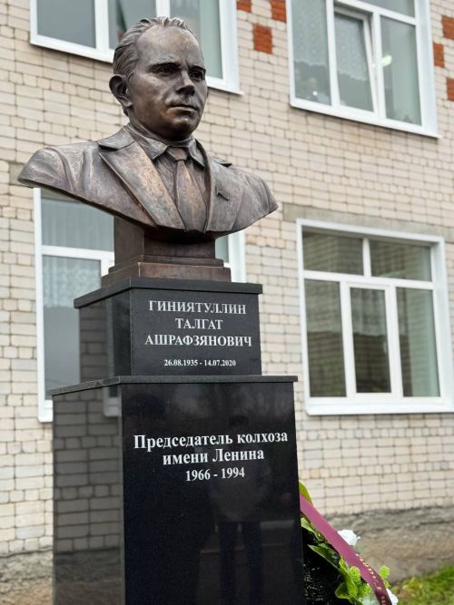 Татар Танаенда Тәлгать Әшрәфҗан улы Гыйниятуллинның бюсты ачылды