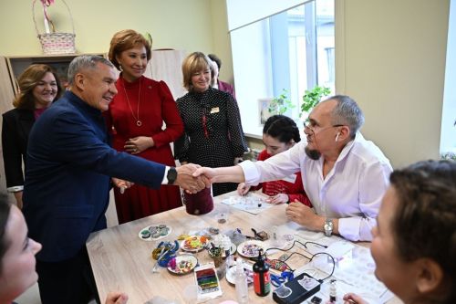 Рөстәм Миңнеханов Яшел Үзәннең картлар һәм инвалидлар интернат-йортына килде