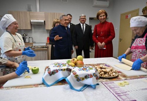 Рөстәм Миңнеханов Яшел Үзәннең картлар һәм инвалидлар интернат-йортына килде