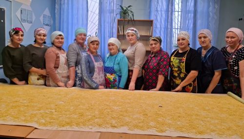 Акъегет мәктәбе укытучылары МХО сугышчылары өчен токмач кисте