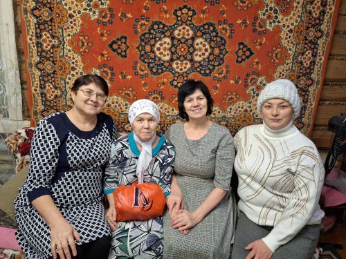 Мулла Иле мәдәният йорты һәм китапханә хезмәткәрләре мөмкинлекләре чикле булган авылдашларына күчтәнәчләр тапшырды