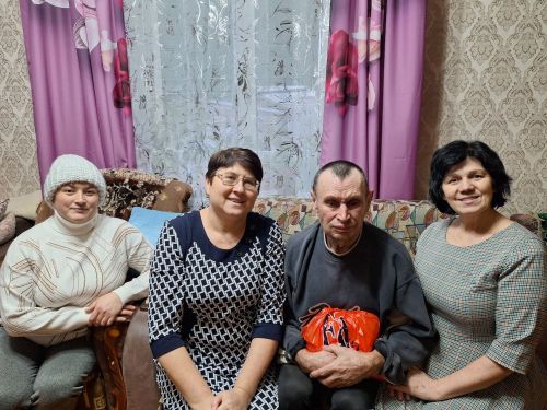 Мулла Иле мәдәният йорты һәм китапханә хезмәткәрләре мөмкинлекләре чикле булган авылдашларына күчтәнәчләр тапшырды