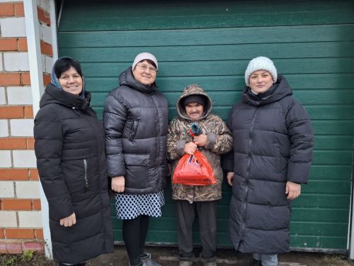 Мулла Иле мәдәният йорты һәм китапханә хезмәткәрләре мөмкинлекләре чикле булган авылдашларына күчтәнәчләр тапшырды