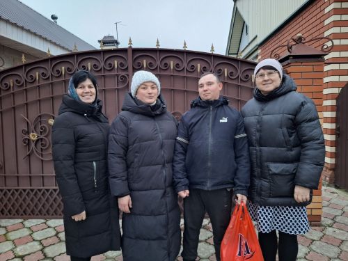 Мулла Иле мәдәният йорты һәм китапханә хезмәткәрләре мөмкинлекләре чикле булган авылдашларына күчтәнәчләр тапшырды