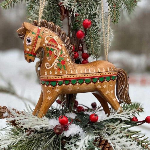 Ел уңышлы булсын дип, бәйрәмдә бер-береңә ел символы төшерелгән сувенир, магнит бүләк итү дөресме?