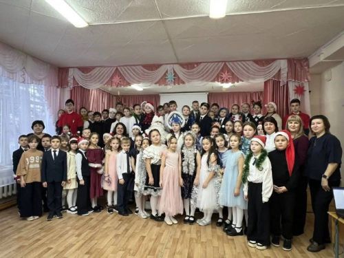 Әйшә гимназиясендә  “Яңа ел маҗаралары” дип исемләнгән чыршы бәйрәме узды