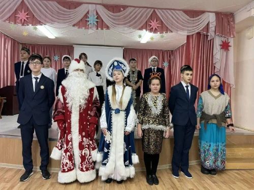 Әйшә гимназиясендә  “Яңа ел маҗаралары” дип исемләнгән чыршы бәйрәме узды