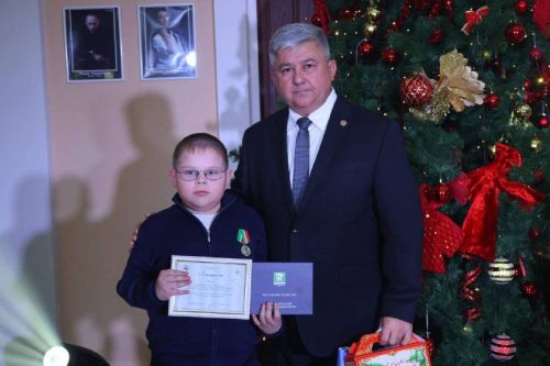 Талантлы укучыларыбызга «Галим Каюм Насыйриның тууына 200 ел» юбилей медален тапшырдылар