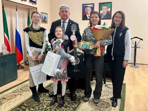 Яшел Үзәндә Кореницыннар һәм Җәләлетдиновлар гаиләләренә яңа ел күчтәнәчләре тапшырдылар