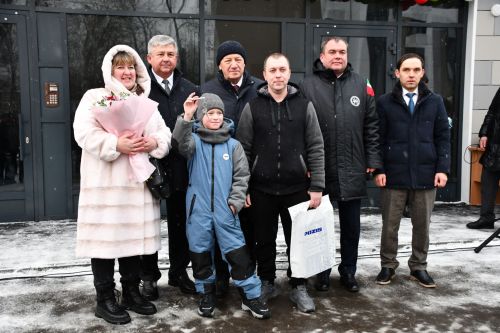 Серго исемендәге заводның 29 хезмәткәренә яңа фатир ачкычлары тапшырылды