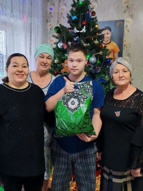 Олы Шырдан авылында физик мөмкинлекләре чикле кешеләргә күчтәнәчләр өләштеләр