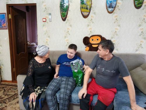 Олы Шырдан авылында физик мөмкинлекләре чикле кешеләргә күчтәнәчләр өләштеләр