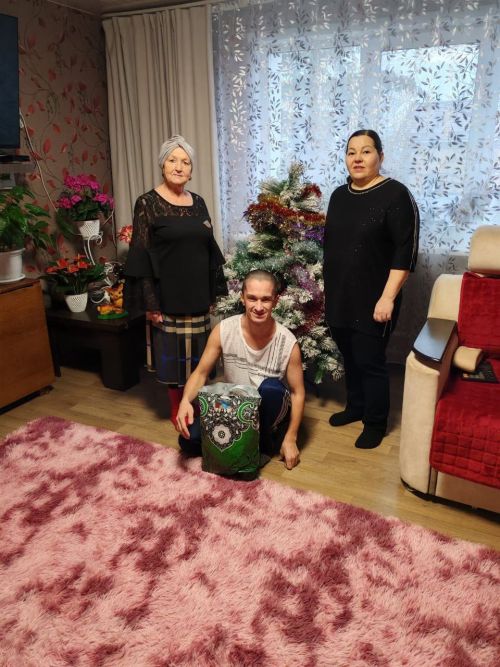 Олы Шырдан авылында физик мөмкинлекләре чикле кешеләргә күчтәнәчләр өләштеләр