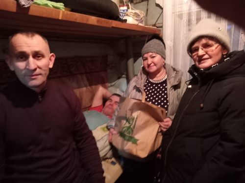 Олы ачасырлылар физик мөмкинлеге чикләнгән авылдашларына бүләкләр тапшырды