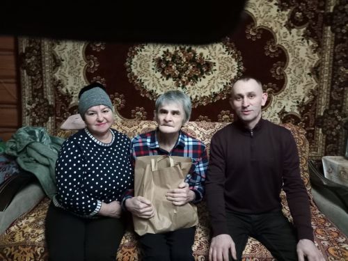 Олы ачасырлылар физик мөмкинлеге чикләнгән авылдашларына бүләкләр тапшырды