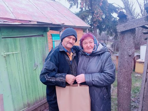 Олы ачасырлылар физик мөмкинлеге чикләнгән авылдашларына бүләкләр тапшырды