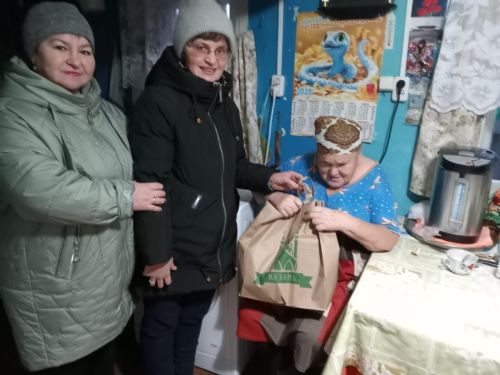 Олы ачасырлылар физик мөмкинлеге чикләнгән авылдашларына бүләкләр тапшырды