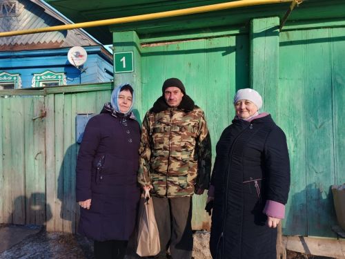 Олы ачасырлылар физик мөмкинлеге чикләнгән авылдашларына бүләкләр тапшырды
