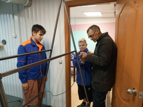 Норлат балалар йорты тәрбияләнүчеләре маскировка челтәрләрен үрү станогын конструкторлаштырды