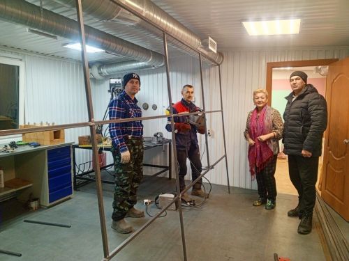 Норлат балалар йорты тәрбияләнүчеләре маскировка челтәрләрен үрү станогын конструкторлаштырды