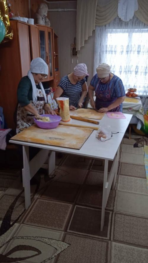 Яшел Үзәннең Мулла Иле авылы хатын-кызлары МХОда булган якташларына токмач баса