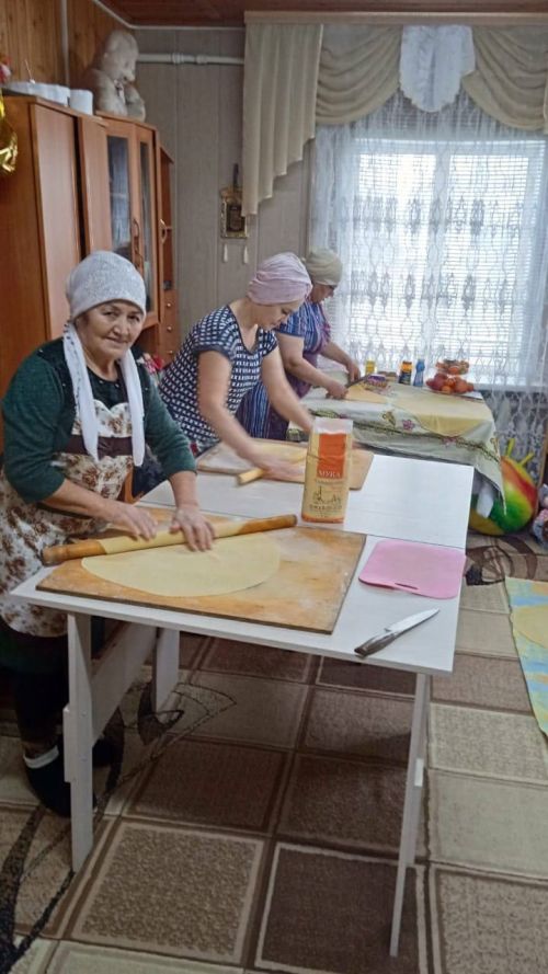 Яшел Үзәннең Мулла Иле авылы хатын-кызлары МХОда булган якташларына токмач баса