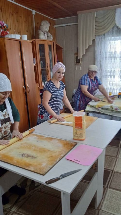 Яшел Үзәннең Мулла Иле авылы хатын-кызлары МХОда булган якташларына токмач баса