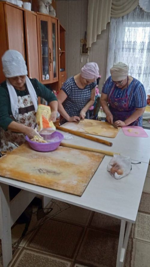 Яшел Үзәннең Мулла Иле авылы хатын-кызлары МХОда булган якташларына токмач баса