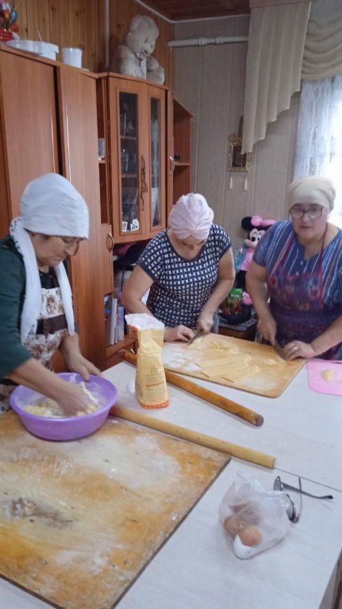 Яшел Үзәннең Мулла Иле авылы хатын-кызлары МХОда булган якташларына токмач баса