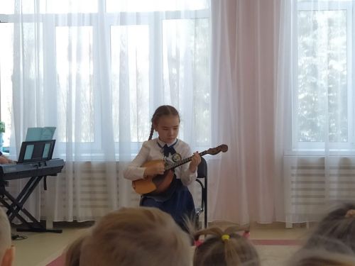 Яшел Үзәннең Әйшә авылы гимназиясе укучылары балалар бакчасында «Туган телем – назлы телем» дигән музыкаль чара оештырган