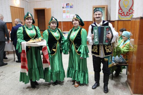 «Авылга кайтырлык белгечләрне мәктәптән әзерли башларга кирәк»: Түбән Урысбагада хисап сессиясе