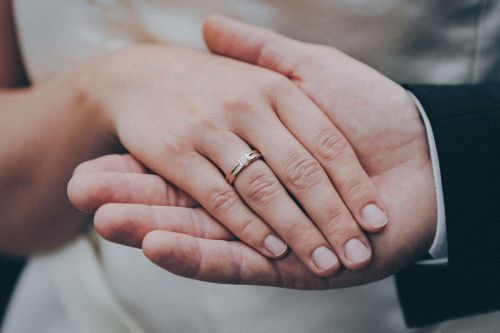 Танылган җырчыны ире белән аерылышканнан соң 10 ел узгач кызы кабат кавыштырган
