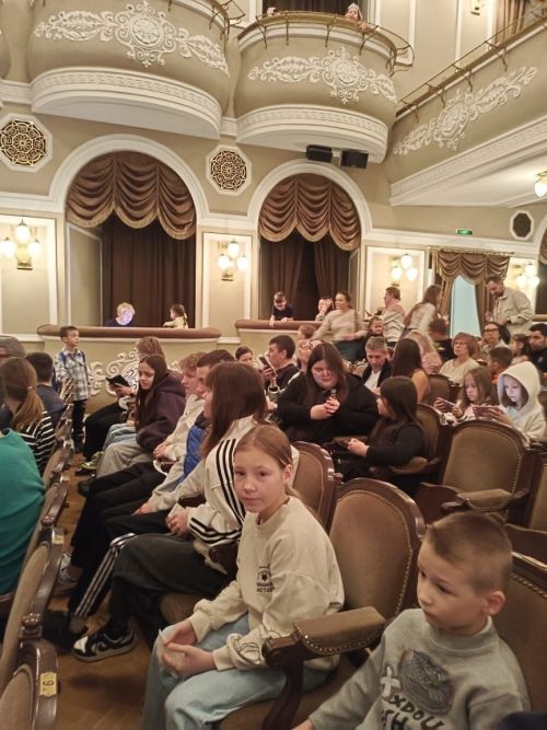 Норлат балалар йорты тәрбияләнүчеләре һәм тәрбиягә алган гаиләләрдәге балалар Качалов исемендәге Казан театрында булды