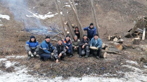 Яшел Үзән районы Бәчек авылы егетләре «Әниләр» чишмәсе янын җыештырган