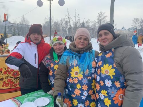 Май чабу бәйрәмендә иң тәмле коймак пешерүчеләр кемнәр дип уйлыйсыз, дуслар? Әлбәттә, үзебезнекеләр!