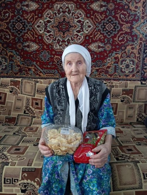 Яшел Үзән районы Бишнә авылында МХО катнашучыларның әниләрен, дәү әниләрен 8 март бәйрәме белән котладылар