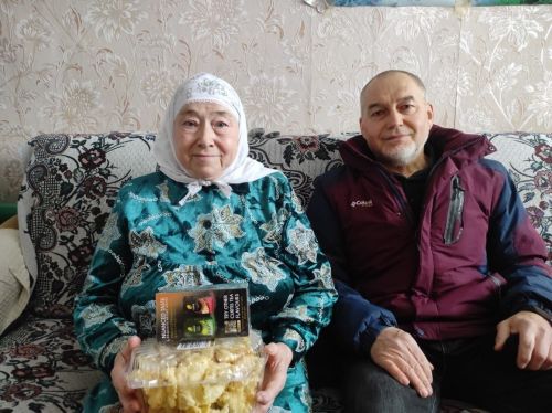 Яшел Үзән районы Бишнә авылында МХО катнашучыларның әниләрен, дәү әниләрен 8 март бәйрәме белән котладылар