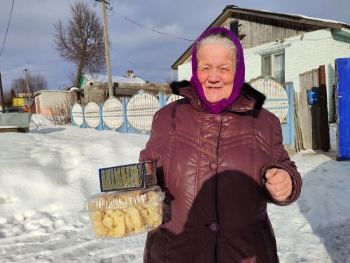 Яшел Үзән районы Бишнә авылында МХО катнашучыларның әниләрен, дәү әниләрен 8 март бәйрәме белән котладылар