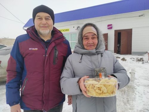 Яшел Үзән районы Бишнә авылында МХО катнашучыларның әниләрен, дәү әниләрен 8 март бәйрәме белән котладылар