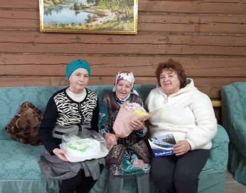 Яшел Үзән районы Олы Яке авыл җирлегендә яшәүче Әлфия Зәйнулла кызы Вәлиева 90 яшьлек юбилеен билгеләп үтә